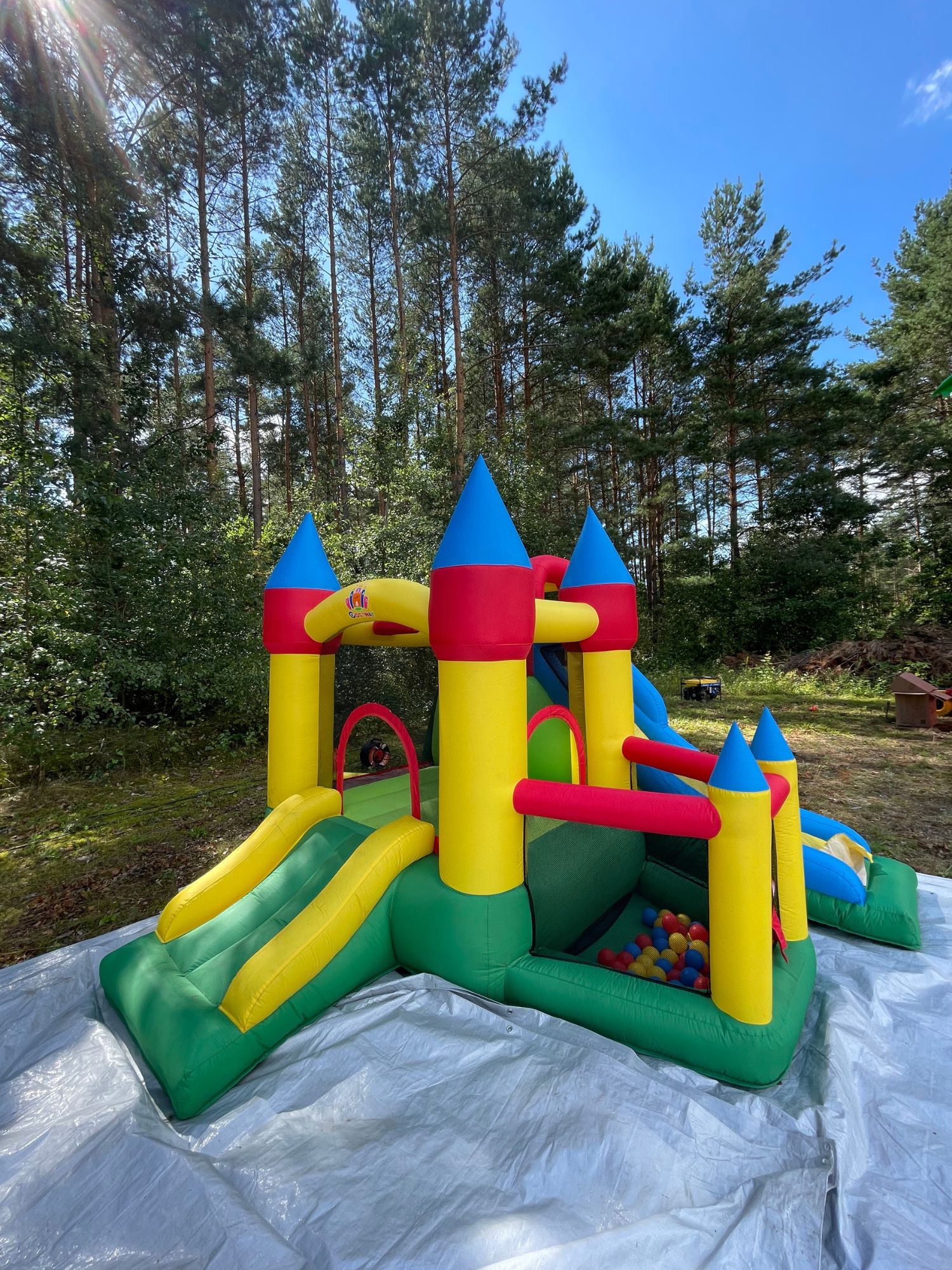 MAłY ZAMEK DMUCHANY ZE ZJEŻDŻALNIĄ I PLACEM ZABAW